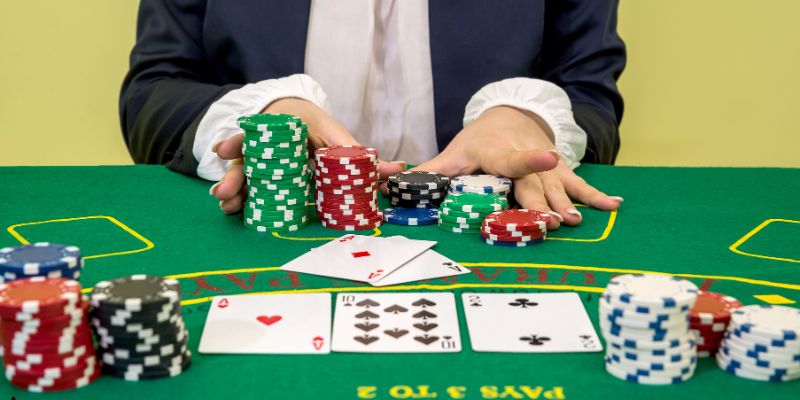 Trải nghiệm đánh bài Baccarat tại sòng bài Kubet77